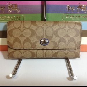 <SOLD> Coach Peyton checkbook Wallet