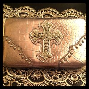 Silver wallet cross clutch.