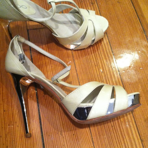 ⬇️REDUCED⬇️The Perfect T-Strap - Picture 3 of 4