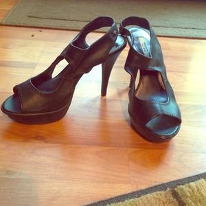 Vera Wang strap black heels!