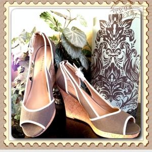 🌷Fabulous Ann Taylor cork wedges💐