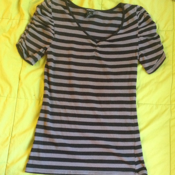V-neck long black+grey striped shirt