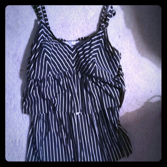 **SOLD** Ruffled tankini top