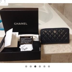 100%authentic chanel zip around wallet