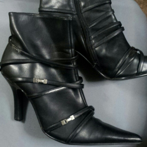 Heeled Black strapped boots. - Picture 2 of 4