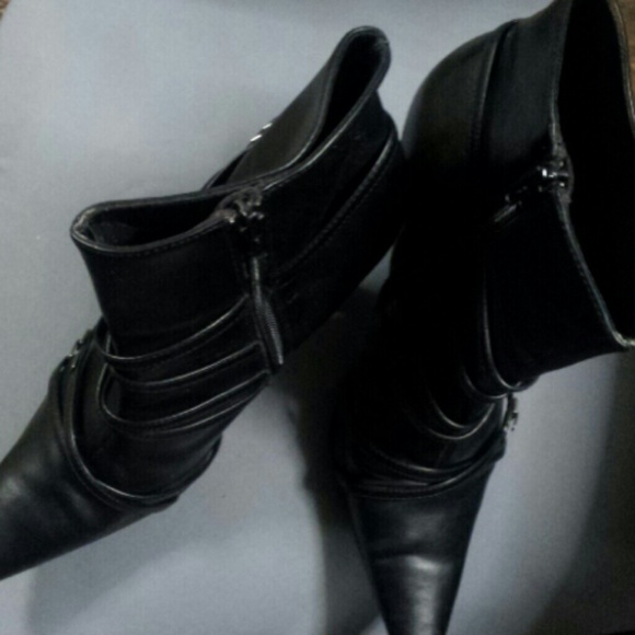 Heeled Black strapped boots. - Picture 3 of 4