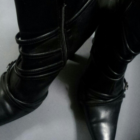 Heeled Black strapped boots. - Picture 4 of 4