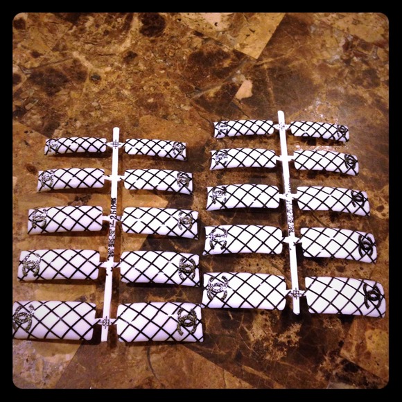 Black and White Nail Tips