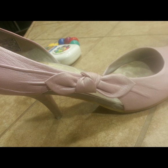SOLD!!!! XOXO lavender leather heels