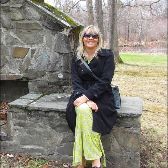 Posh Ambassador 🛍Buyer, Seller, & Stylist - Picture 2 of 12