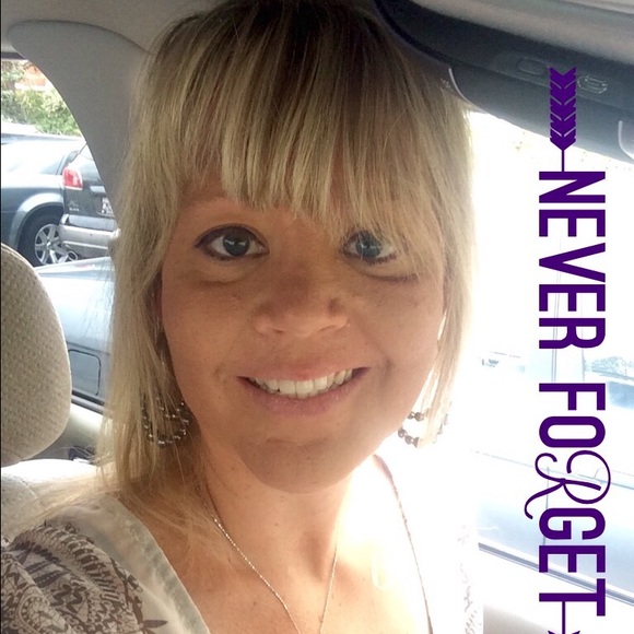 Posh Ambassador 🛍Buyer, Seller, & Stylist - Picture 4 of 12