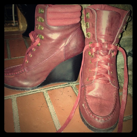 Maroon wedges