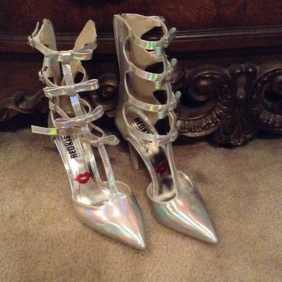 Metallic bow pumps