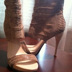 BCBGeneration Maemi Sandal Eggshell Sueded tejus