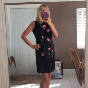 Sleeveless black pink flower embroidered dress