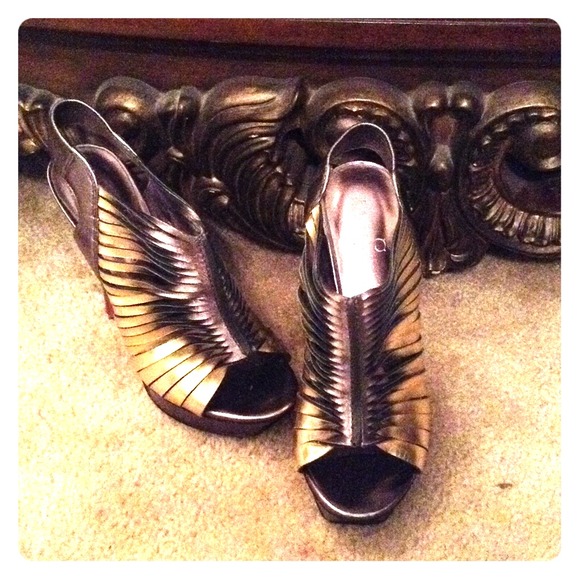 Paris Hilton Slingback Peep toe pumps