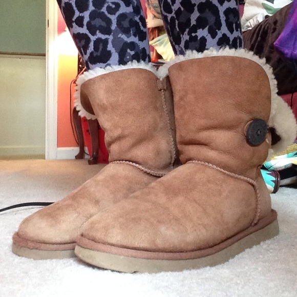 Button Chestnut Short Uggs Boots