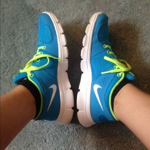 👟🎉 Bright Blue NIKE running sneakers!