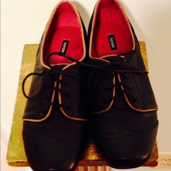 Kensie 8.5 sized brown driving/walking shoes.