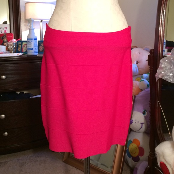 🎀👗👛BCBG power skirt in hot fuchsia👛👗🎀