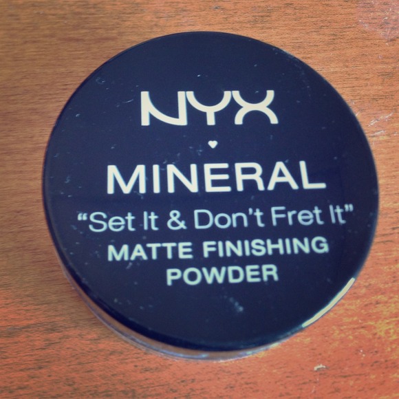 Bundle: NYX Mineral Finishing Powder & NYX blush