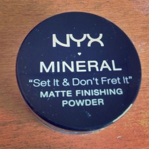 Bundle: NYX Mineral Finishing Powder & NYX blush