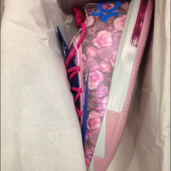 SOLD KD 6 Supreme Aunt Pearl Men's size 10