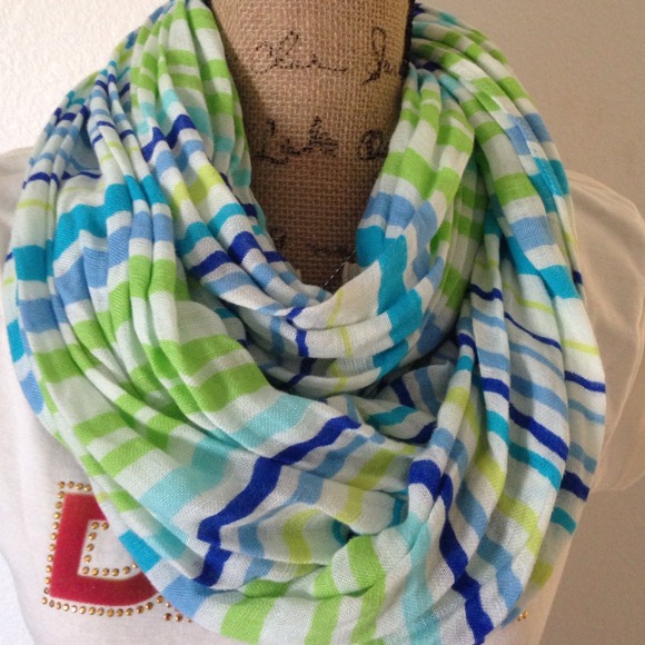 🌺Beautiful colored scarf 🌺NWOT🌺