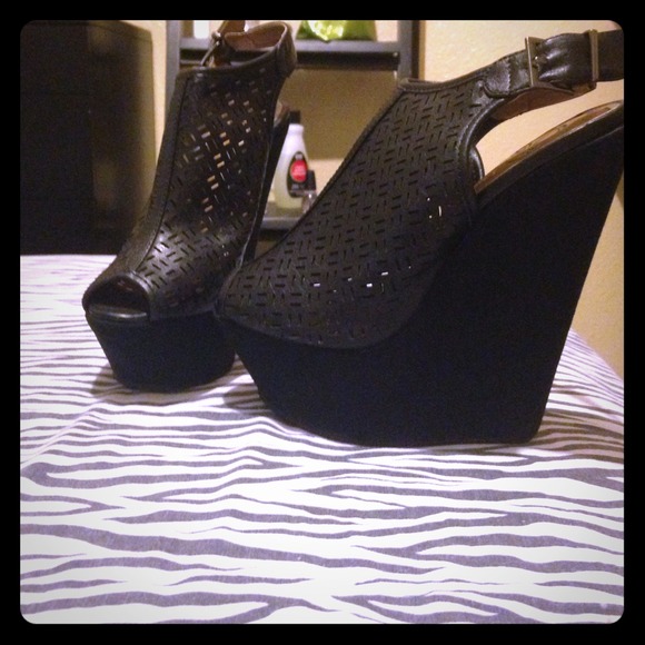 Black wedges