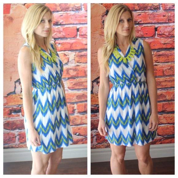 Dresses & Skirts - 🚫bundled🚫Surplice chevron print dress