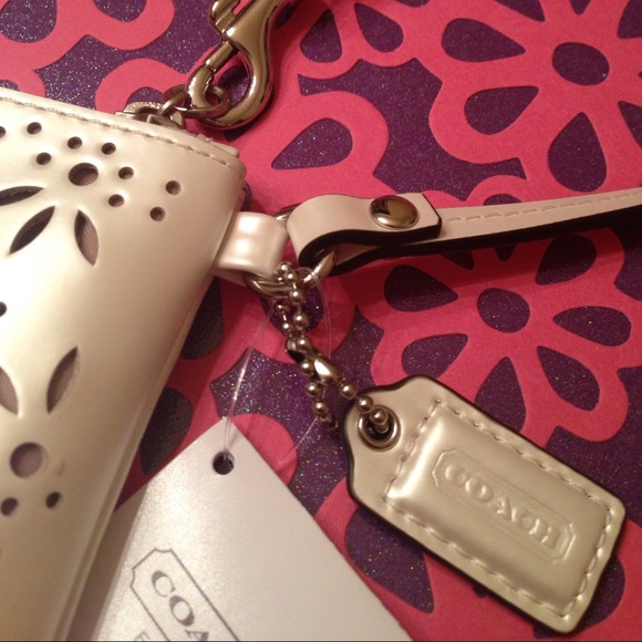 🎉HP 8/10🎉 Metro Wristlet Leather Small💃✨ - Picture 3 of 4