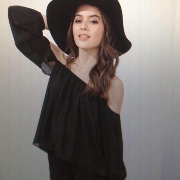 🌑Black sexy off shoulders top - Picture 2 of 3