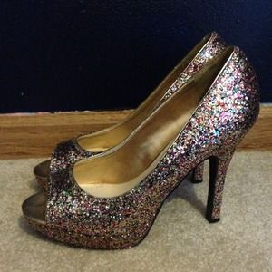 Adorable glittery peep toe pumps