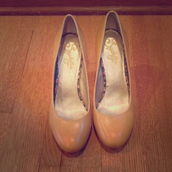 Seychelles Yellow pumps
