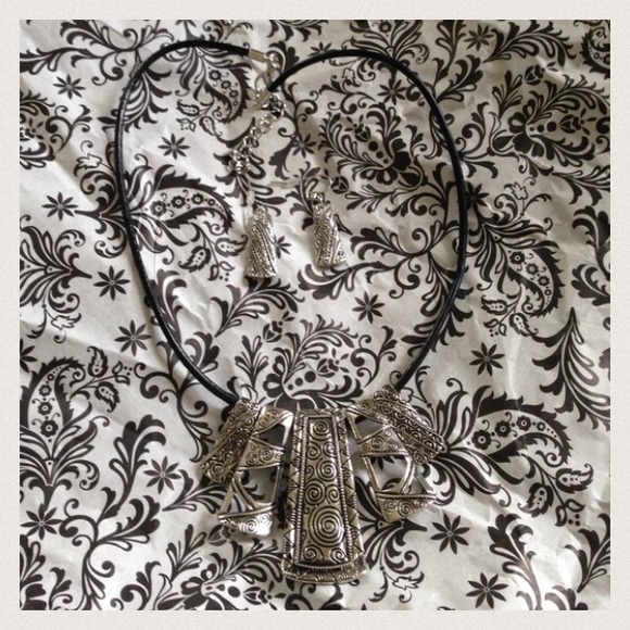 SOLD!!!Tribal Necklace Set NWOT - Picture 2 of 2