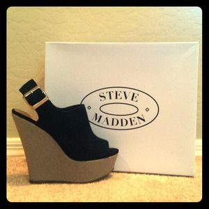 Steve Madden Wardenn black suede wedges Size 6