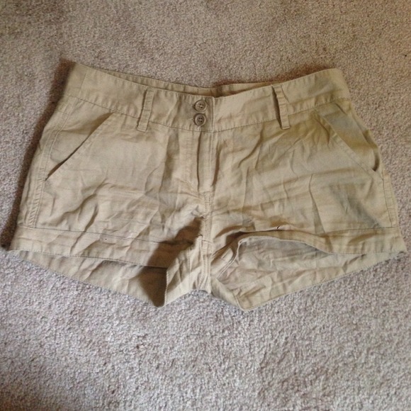 beige shorts w/ back pockets