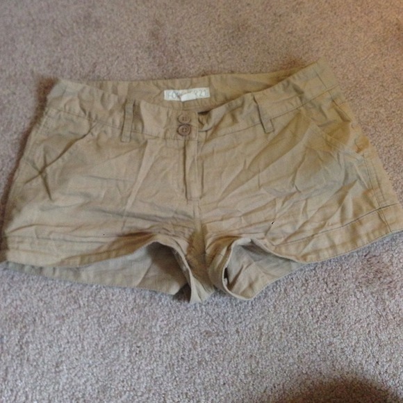 Double button beige shorts