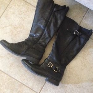 Stylish "High rise" boots.