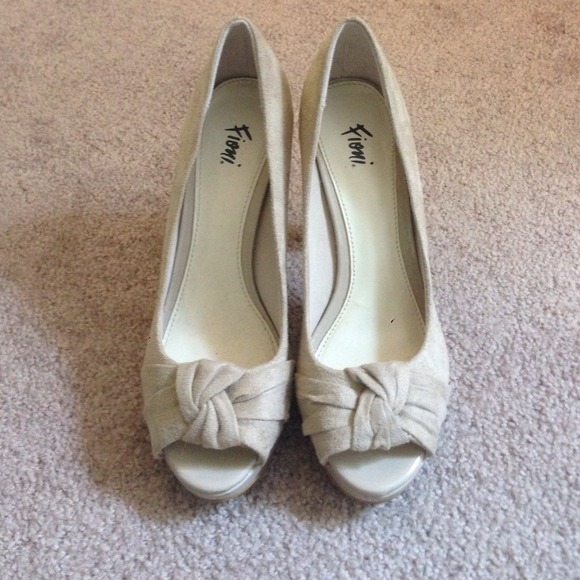 Beige suede and patent leather Fioni heels NWOT!!