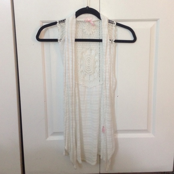 White sleeveless cover w/ beautiful crochet back