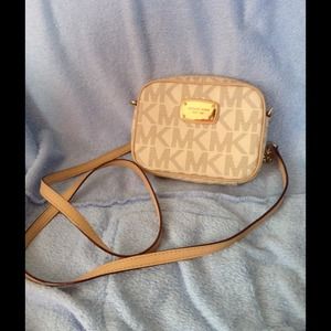 SOLD Authentic michael kors CROSSBODY. SOLD