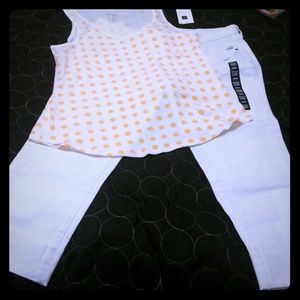 Gap white capris, with cuff at the bottom (NEW)
