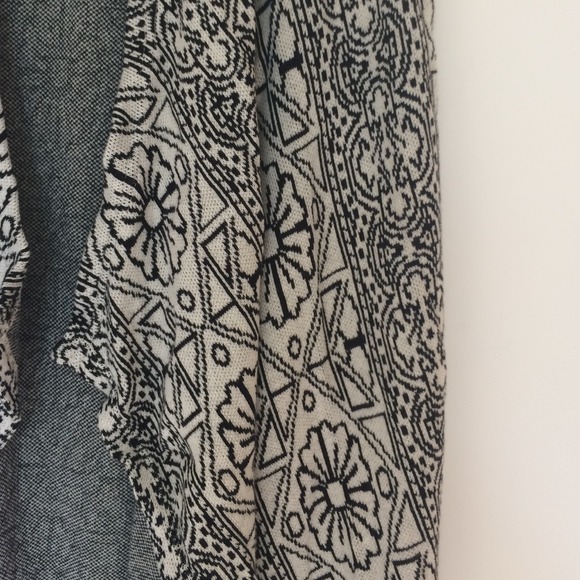 BNWT Urban outfitters sweater - Picture 3 of 4