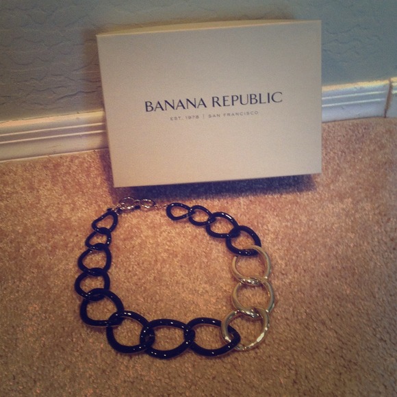 Black and gold Banana Republic link necklace!