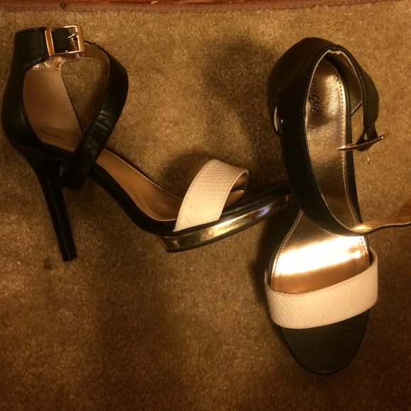 Size 9 single sole sandals