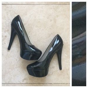 Black, patent leather, platform pumps. *NWB
