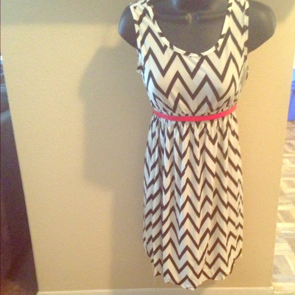 White and black chevon print dress