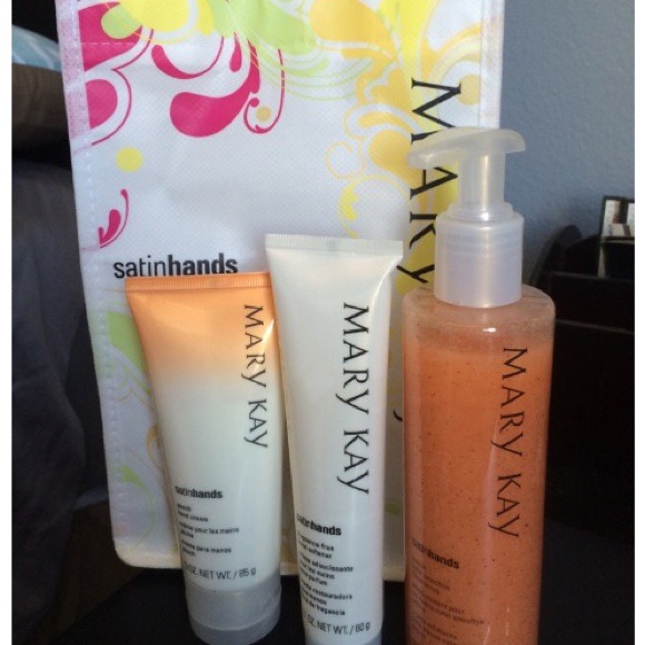 SOLD-Mary Kay Peach Satin Hands Pampering Set