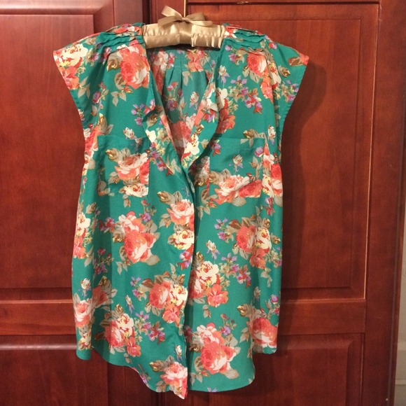 Floral top - Picture 1 of 3